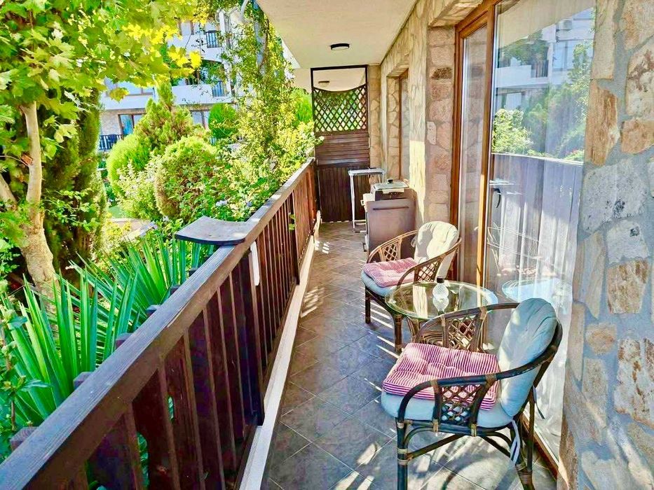 Просторен тристаен апартамент, Първа линия, Гледка море