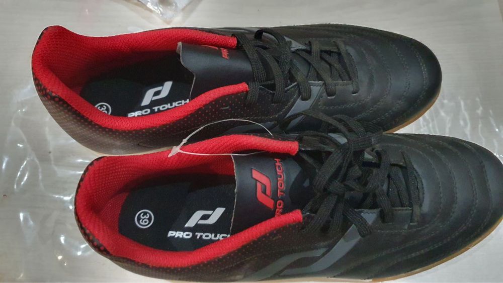 Швециядан олиб келинган футбол уйнаш учун кулай оригинал бутсы сотила