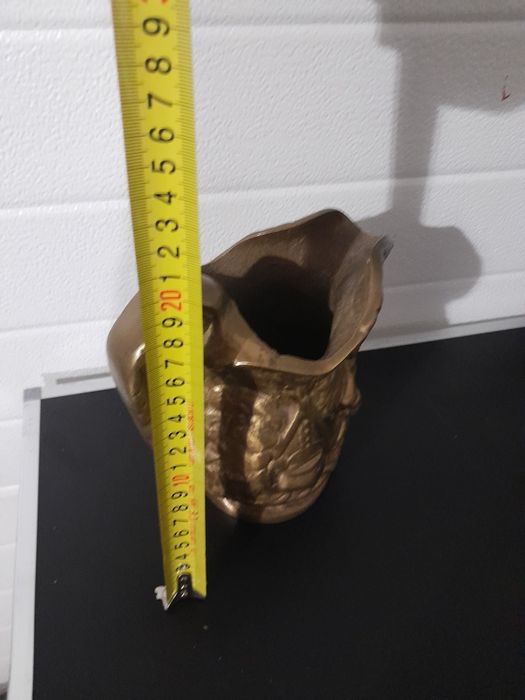 Bronz masiv,  carafă veche din bronz masiv,  3,3 kg,