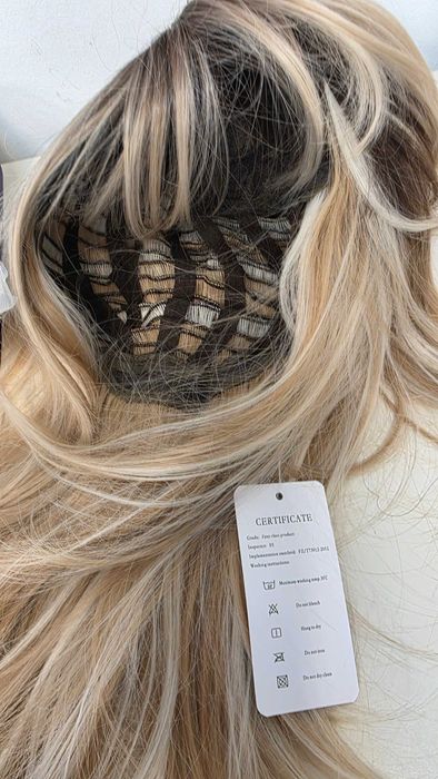 Perucă HAIRCUBE blond ombre cu rădăcini închise, bob în straturi, sintetică