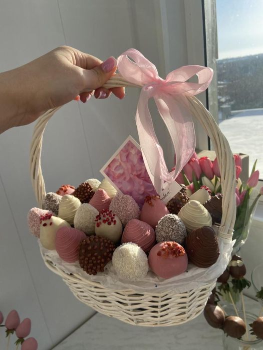 Клубника в шоколаде подарок на праздник