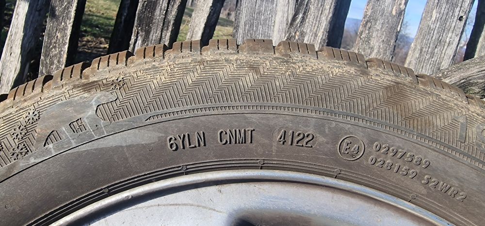 Vând cauciucuri cu tot cu jante