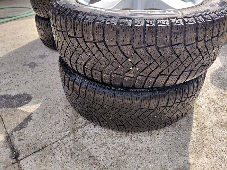 Jante FORD  + cauciucuri în perfectă stare 205 55 r16