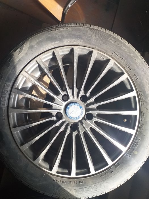 Vind gentii meŕcedes cu caucicuri