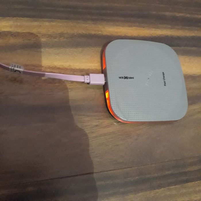 Универсално безжично зарядно за телефон.