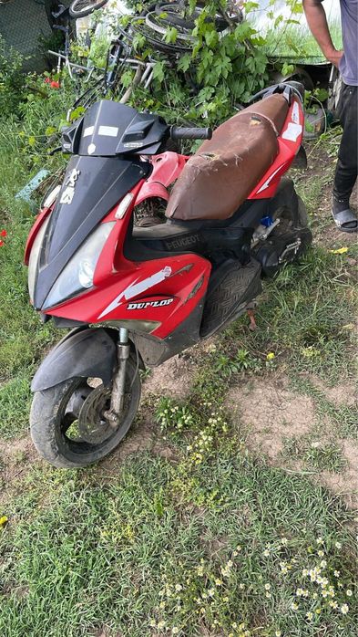 Dau scuterul asta si mai am un aprilia scarabeo porneste merge le dau la schimb pe un scuter atv