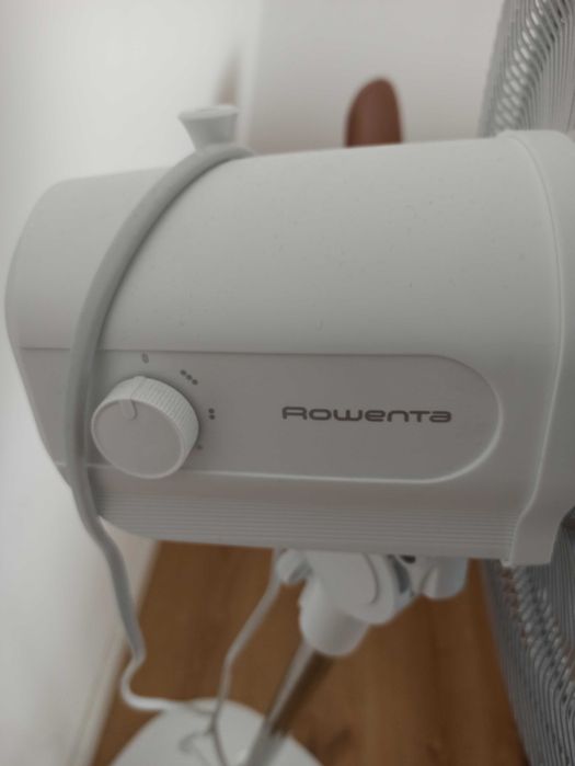 Ventilator cu picior Rowenta Essential+ 3 viteze, diametru 40 cm, Alb