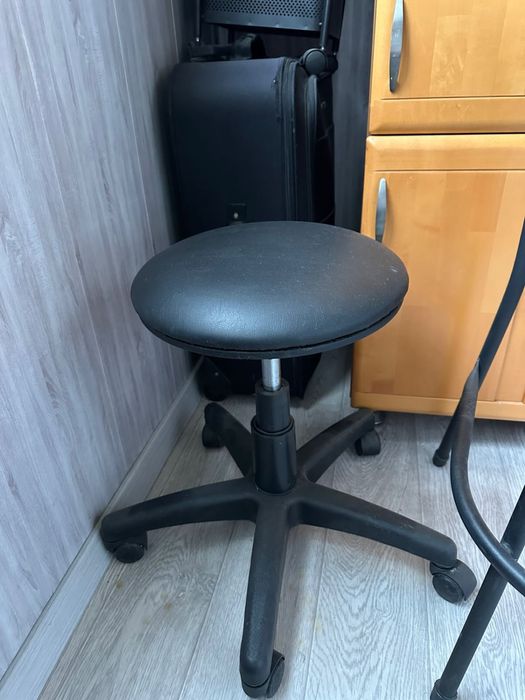 Продам кушетку , барные стулья , стульчик для мастера