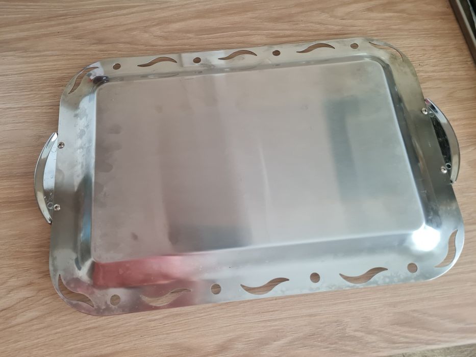 Tava din metal pentru servire