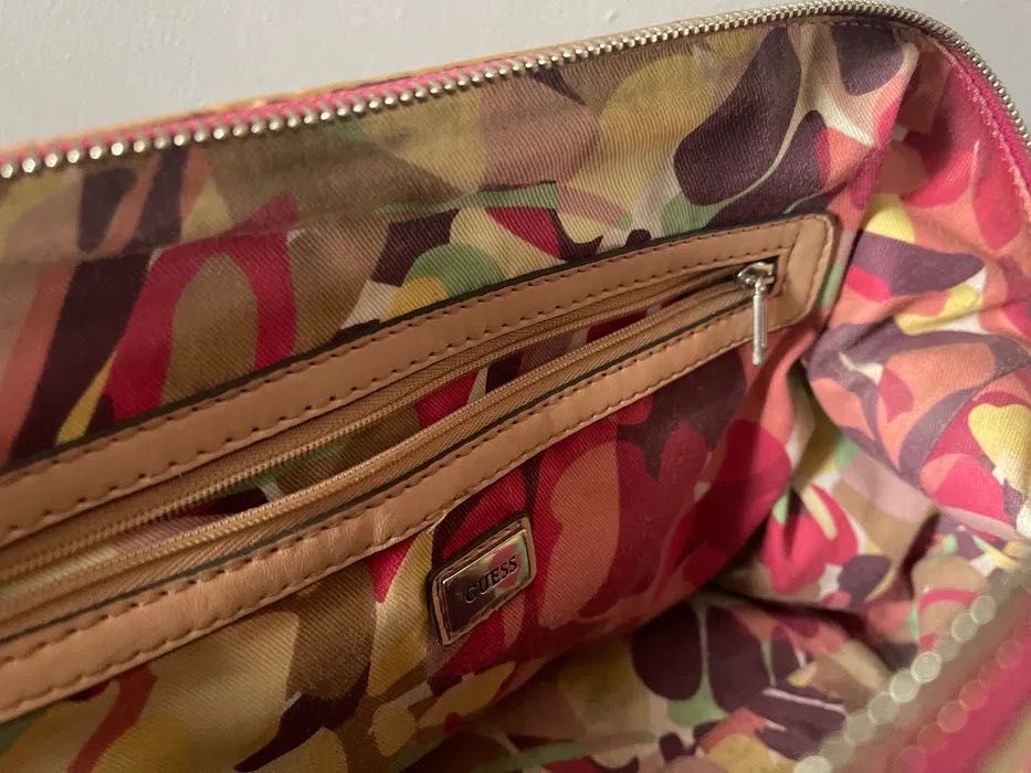 Розова чанта на Guess