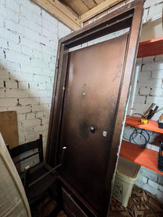 Продам б/у металлическую дверь