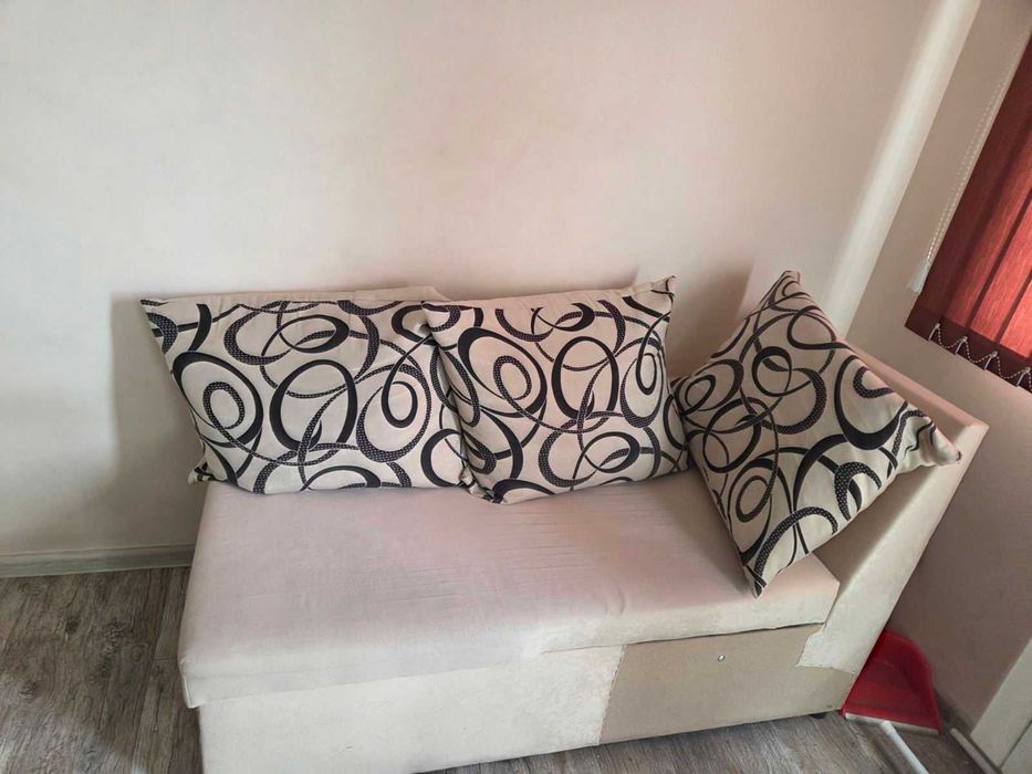 Диван в много  запазено състояние. Подарък.