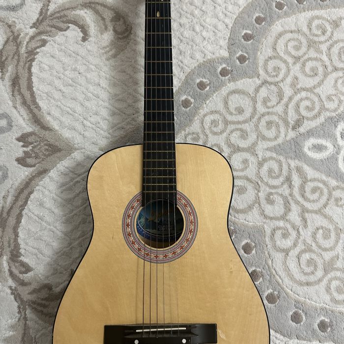 Продается гитара б/у цена 10000тг