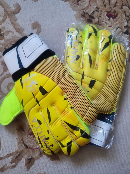 Вратарские перчатки