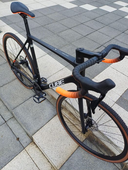 Vând bicicletă gravel carbon CUBE 2025