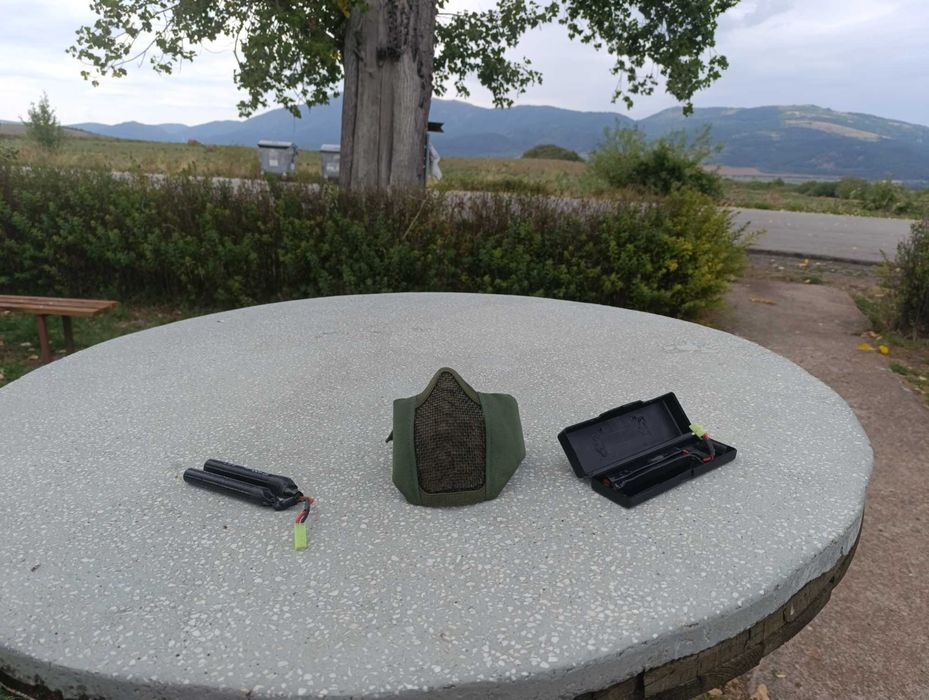 две батерии и маска за аирсофт