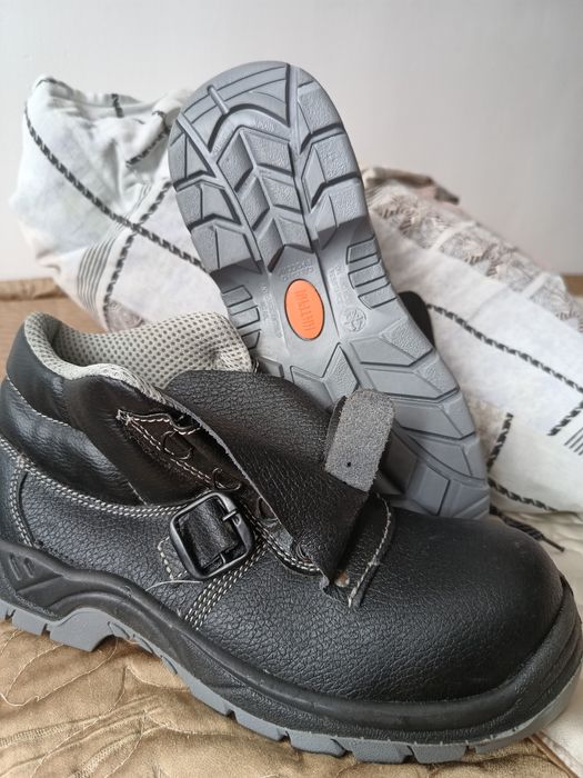 Арнайы киім, арнайы аяқ киім