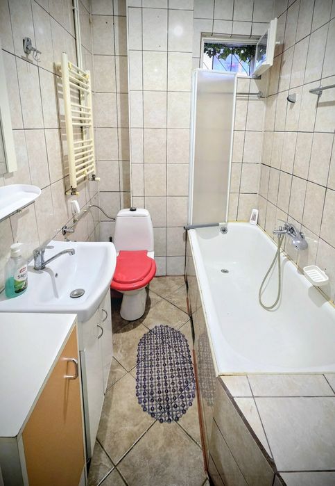 Inchiriez ap 2 camere, la casa  in zona semi-centrala