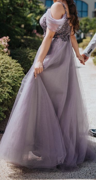 Елегантна официална рокля в нежен лилав цвят. Обличана само веднъж, в отлично състояние. Подходяща за бал, сватба или специален повод.