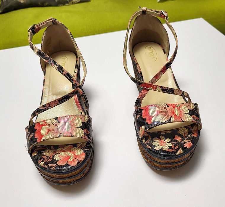 Sandale elegante damă cu platformă florală și talpă eco din plută