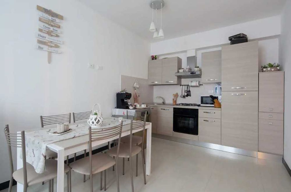 Дава се под наем Двустаен апартамент в Пловдив, Център - 69 кв.м за 290.7 € - Снимка #1