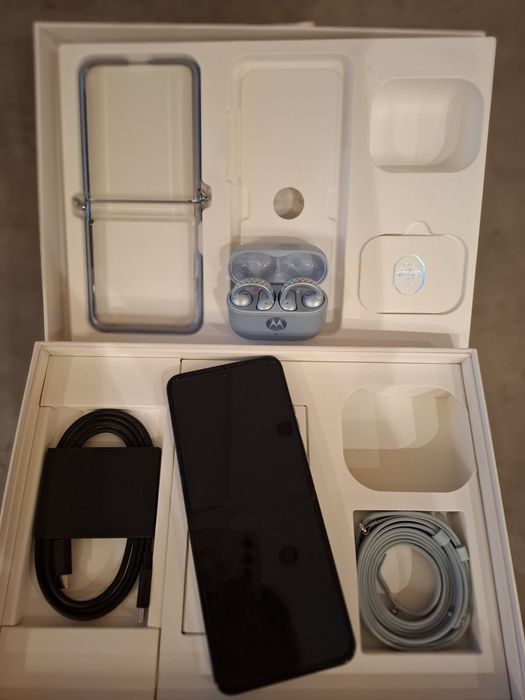 Motorola razr 60 swarovski + слушалки