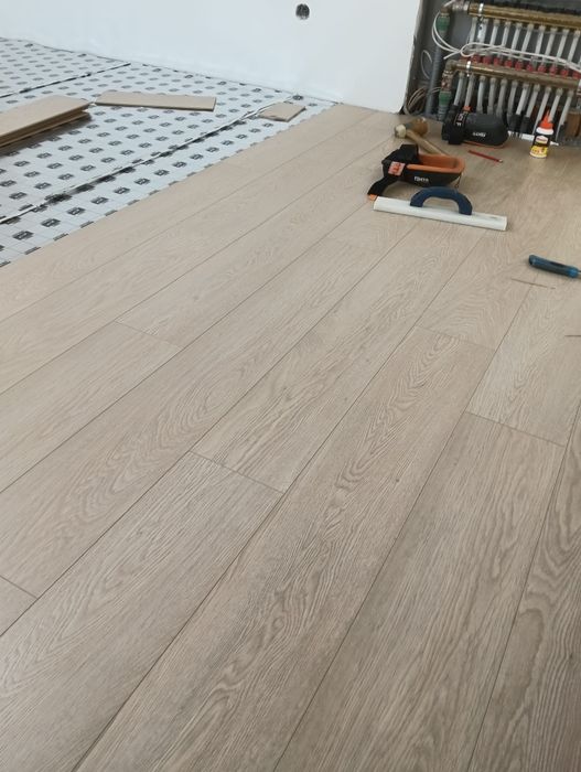 Montaj parchet laminat , stratificat,SPC,LVT,masiv – rapid și profesionist