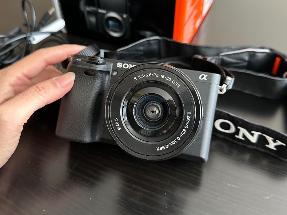 Sony A6400 + 16-50mm обектив – Отлично състояние