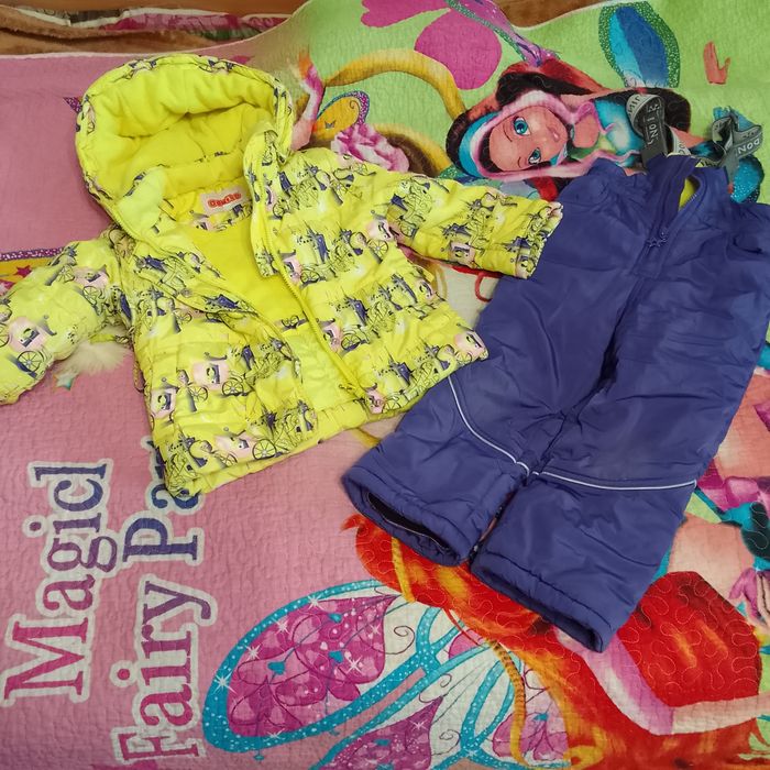 Продам зимние комбинезоны на девочек