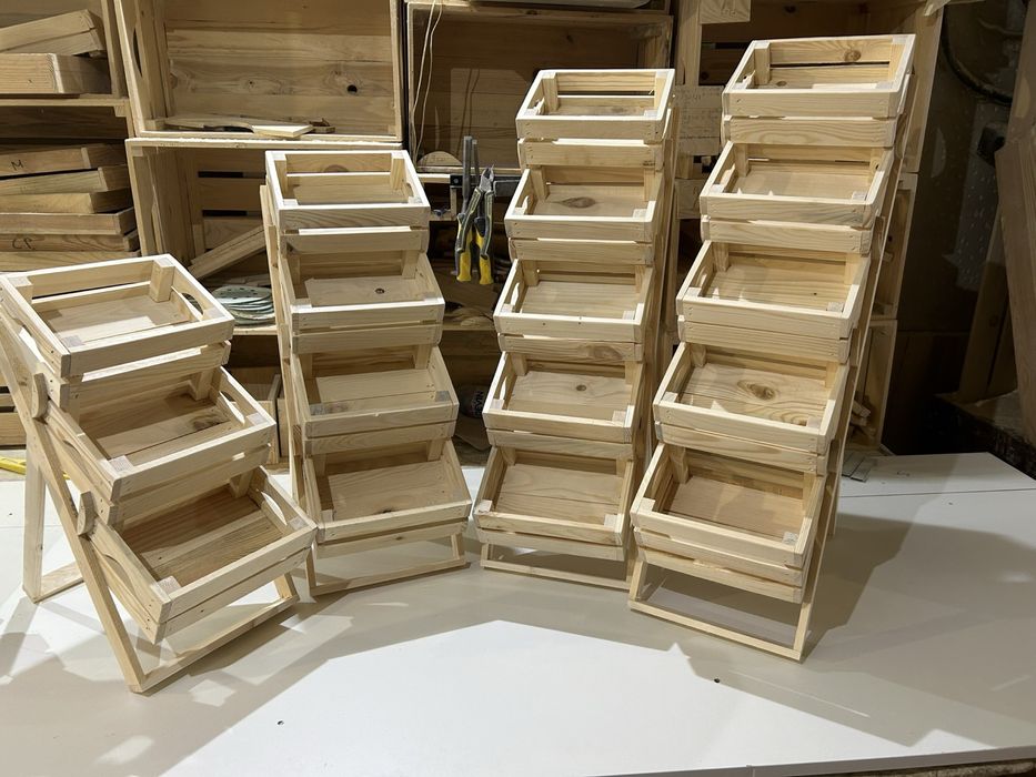 Мини стъпаловидни дървени стелажи с мини щайги