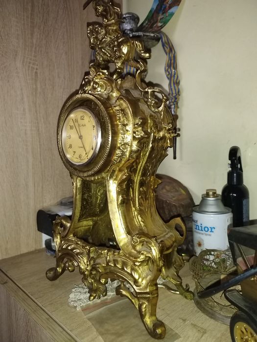 Стар бронзов часовник.