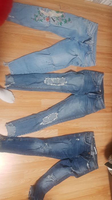 Дамски дънки отговарят на размер С и М