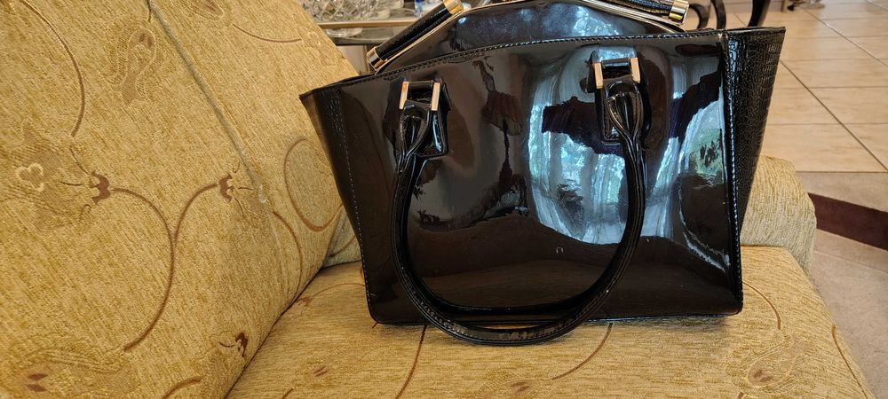 Елегантна дамска чанта в черен лак – изискан акцент за всяка визия