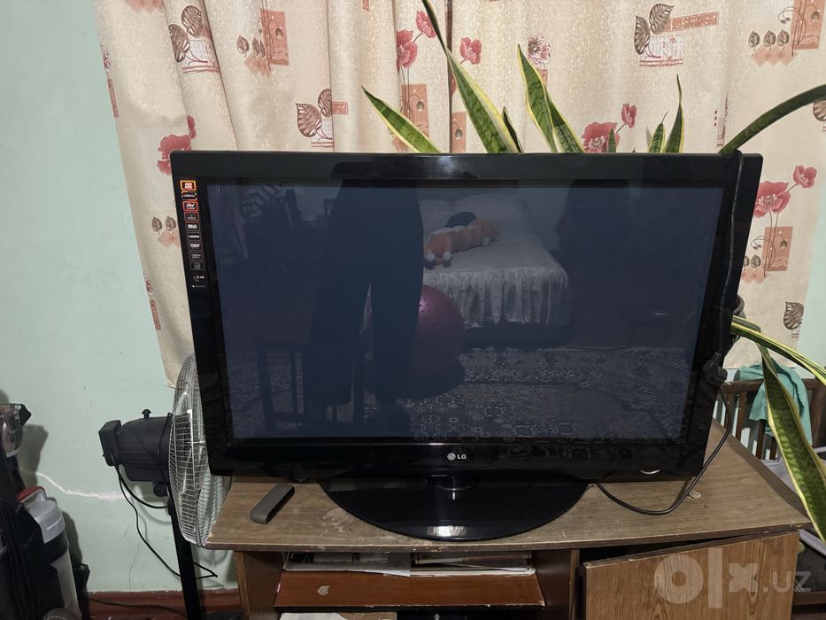 Телевизор LG в рабочем состоянии
