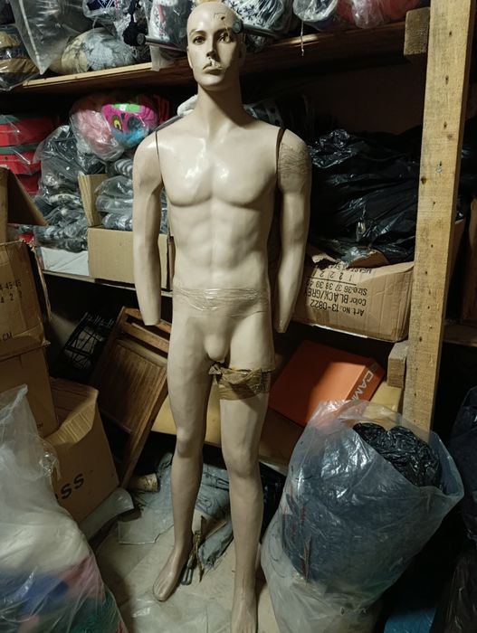 Много запазен един манекен женски.Другият се вижда.