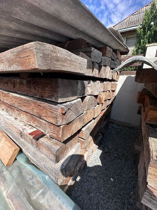 Lemn vechi din casa bătrânească