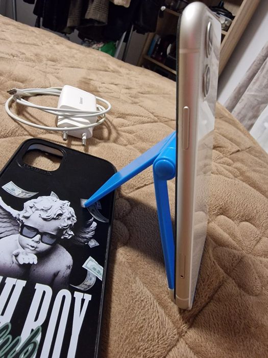 Vând iPhone 11 impecabil