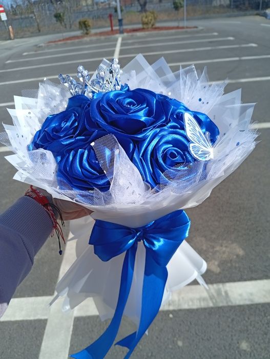 Buchet elegant de trandafiri din satin