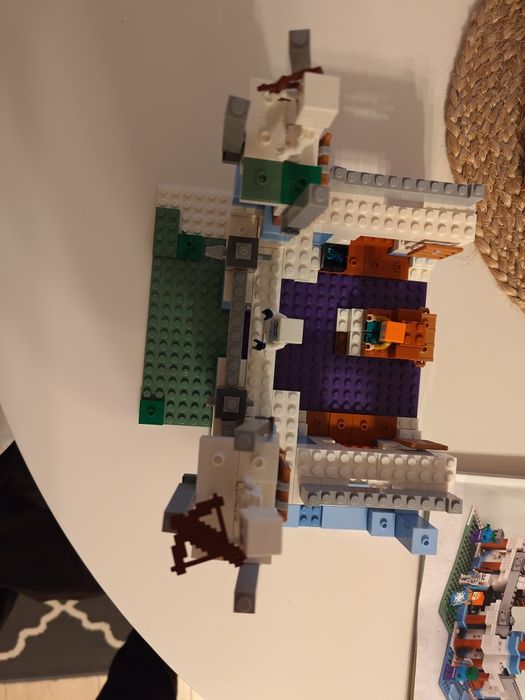 Lego Minecraft® Castelul de gheață 22186
#21186
Castelul de gheață