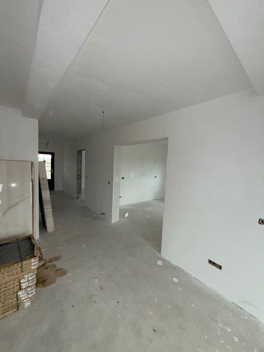 Casă cu etaj de vânzare