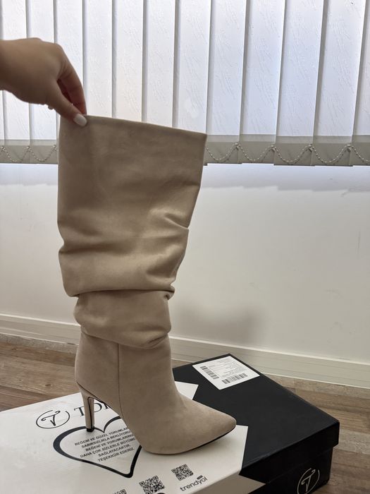 Дамски велурени ботуши