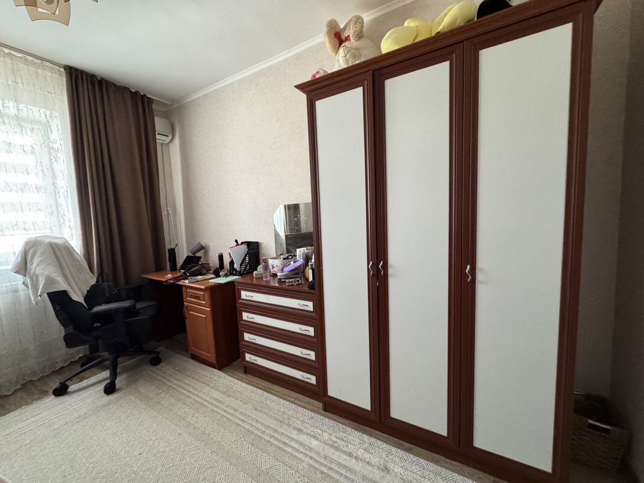 Спальная гарнитура и стол