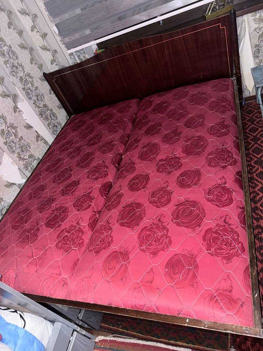 Продам шифоньер, кровать, сервант и 2 тумбочки из одного гарнитура