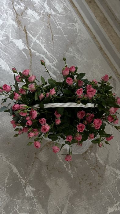 Букет из кустовых роз в корзине