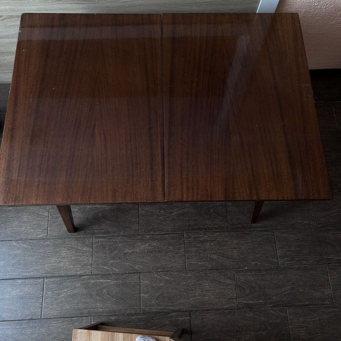 Стол деревянный,лаковый