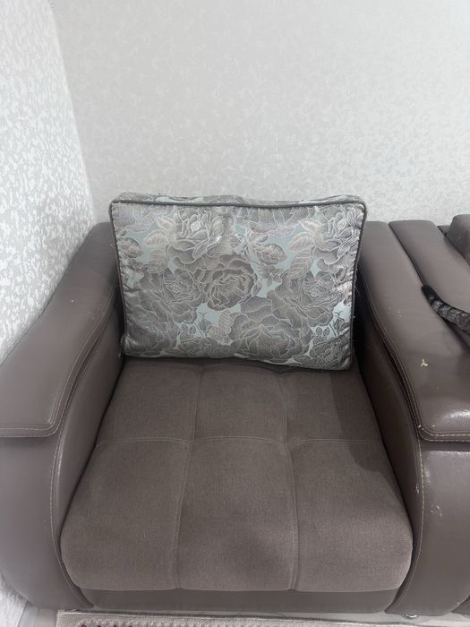 Диван с креслом