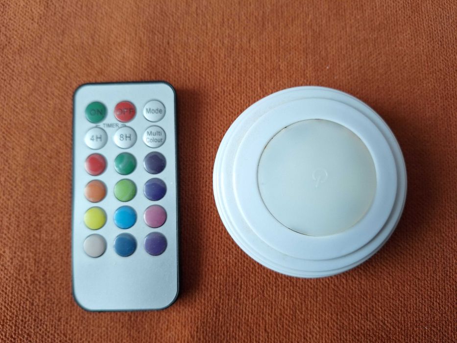 Lampa cu telecomandă reglaj lumina în 13 culori