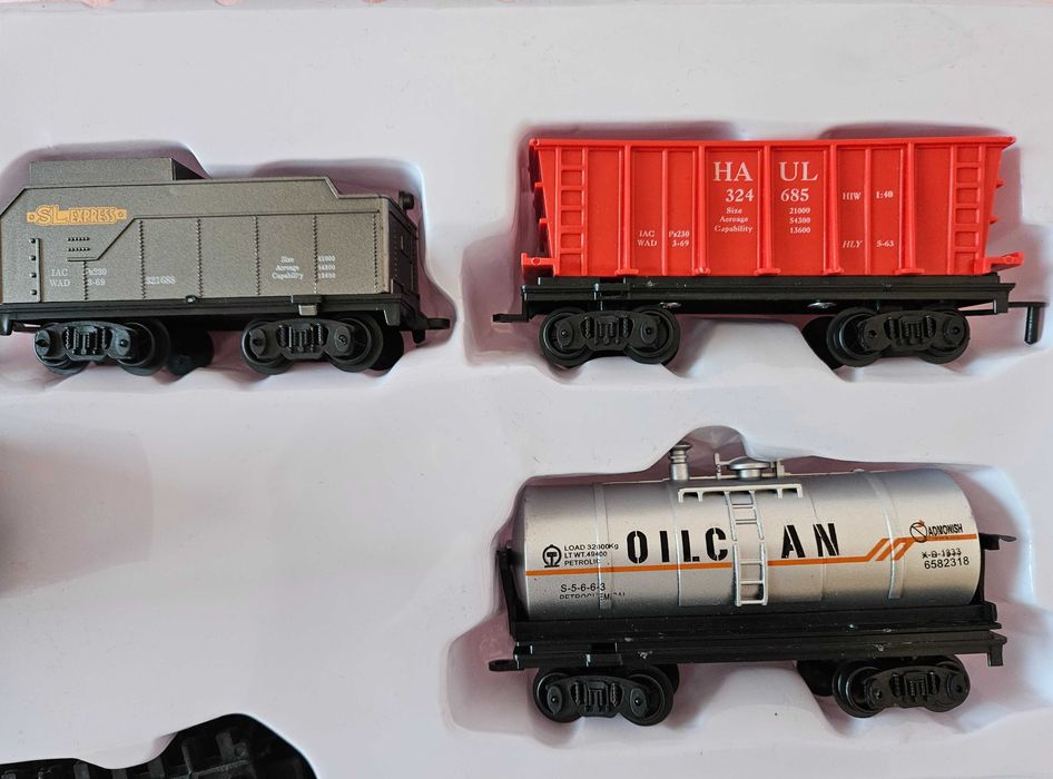 Влак с релси и товарни вагони