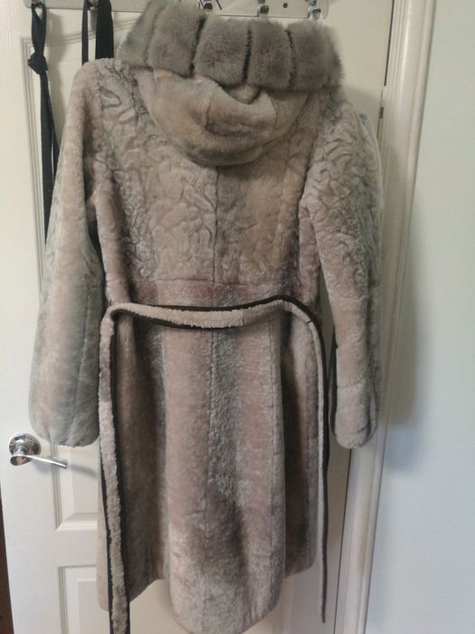 Продам женскую мутоновую шубу