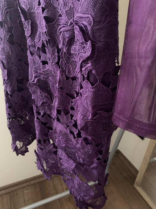 Рокля с нежни апликации